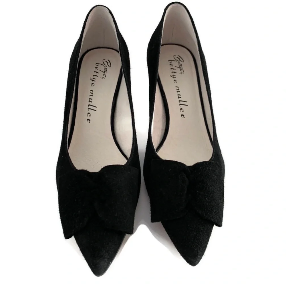 Bettye Muller Black Suede Bow Pumps 3” Heels  Sz 6